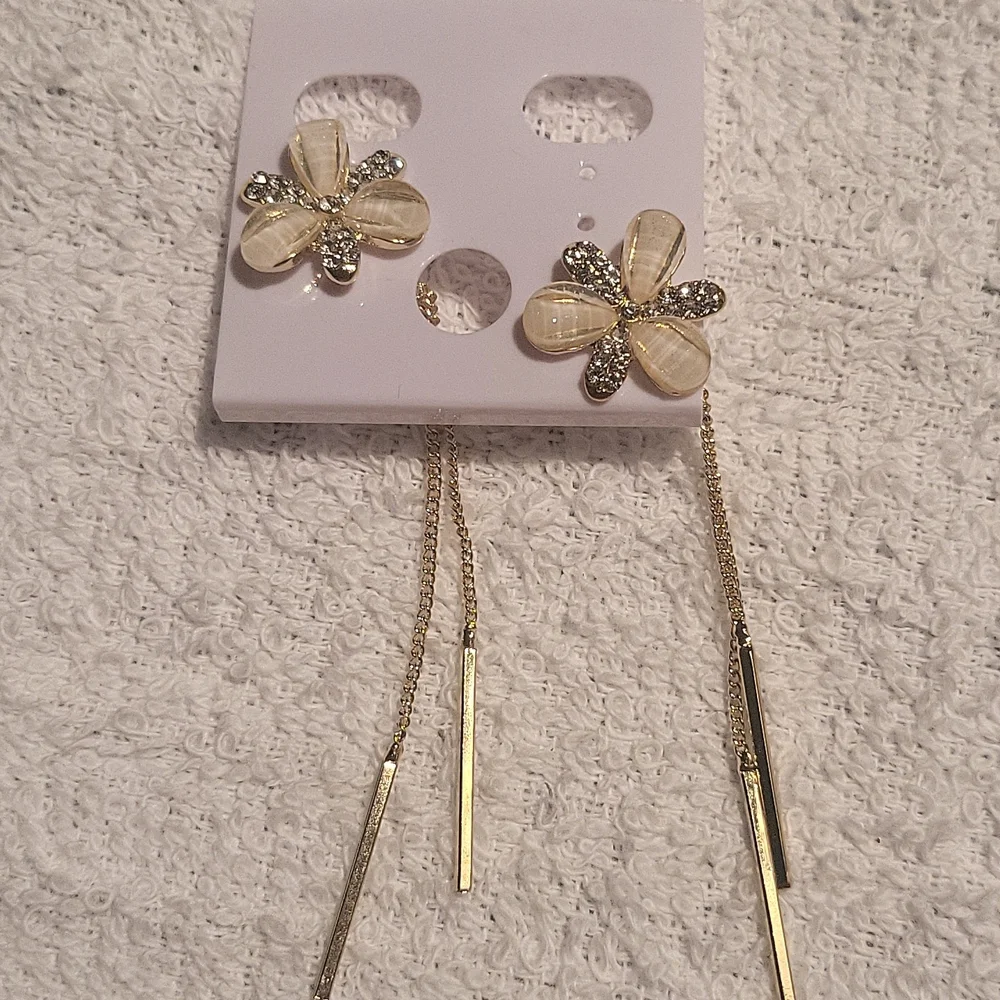 Earring - Picture 1 of 1